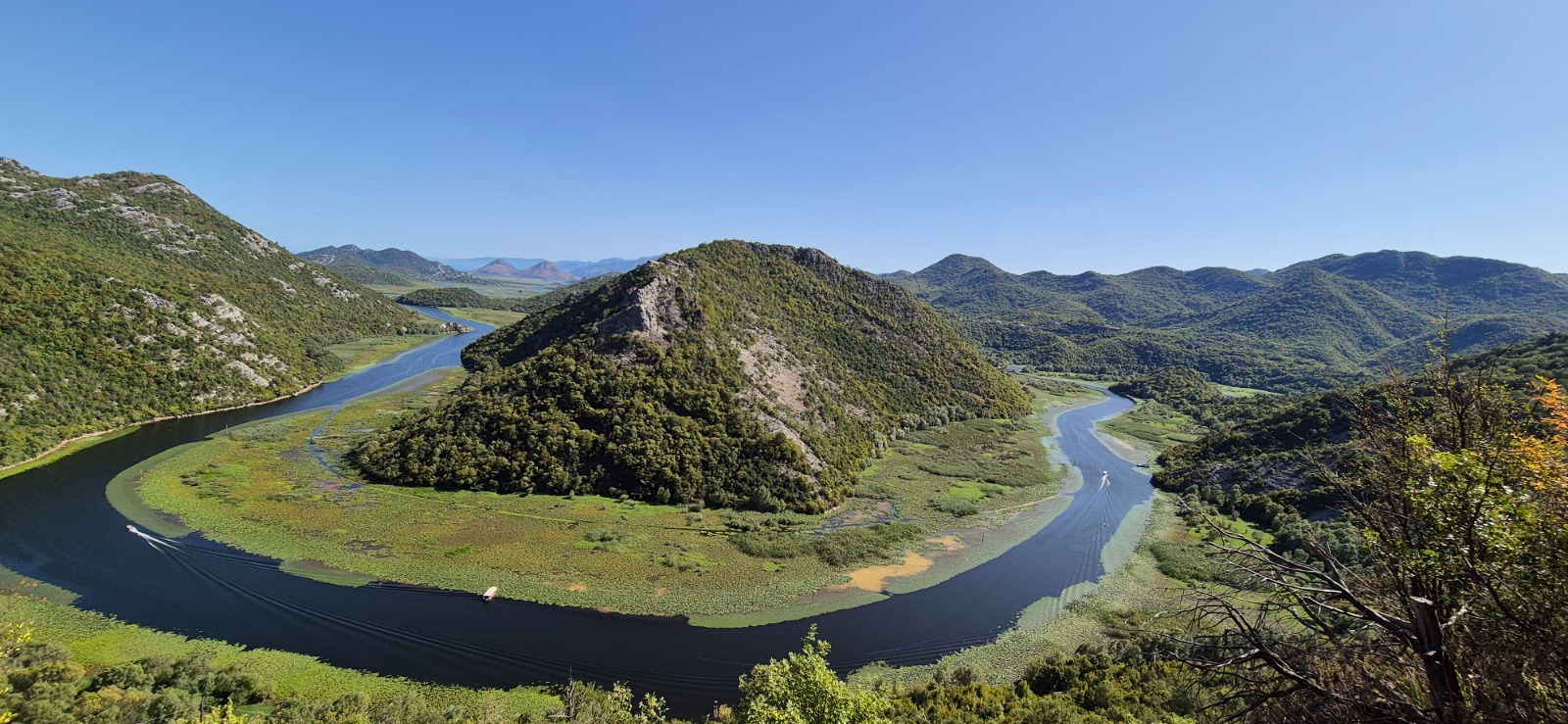 Dramatic winding river through green hills